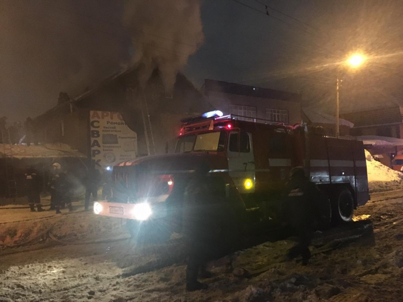 Из загоревшегося дома на Волочаевской эвакуировали 14 человек — хозяин здания сказал, что там хостел