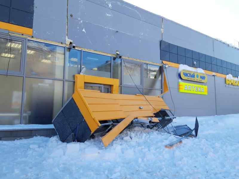 Козырек магазина «Мария-Ра» рухнул под тяжестью снега