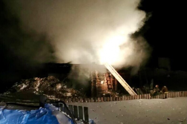 Мать с двумя детьми погибли при пожаре в Новосибирской области. Еще двое сыновей — в реанимации