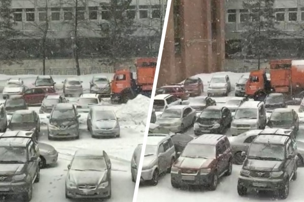 Мусоровоз застрял в снегу в Академгородке — видео, на котором его вытаскивает легковой «Субару»