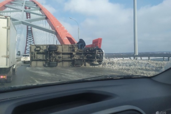 На Бугринском мосту собралась огромная пробка — грузовик опрокинулся и перекрыл три полосы