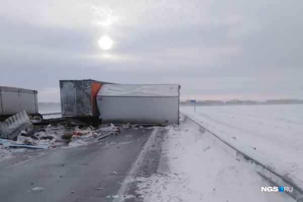 На федеральной трассе в Новосибирской области столкнулись два грузовика — один человек погиб