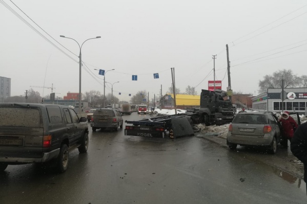 На Мочищенском шоссе водителя грузовика выкинуло из кабины — он попал под колеса своей машины