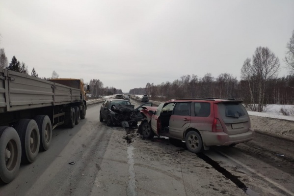 На новосибирской трассе пять человек пострадали в лобовом ДТП