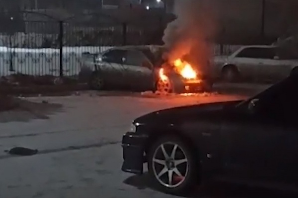 Ночью в Ленинском районе сгорел автомобиль — пожар попал на видео