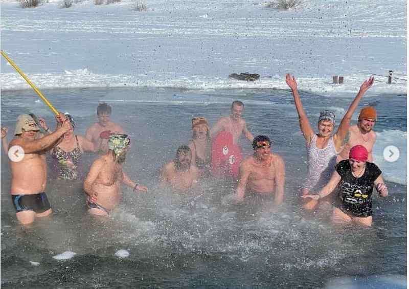 Новосибирские моржи сутки продержались в холодной воде