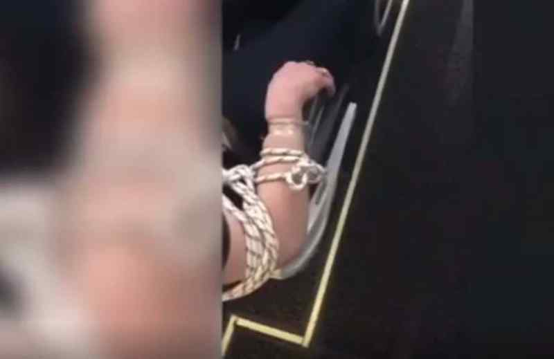 Пассажирку из Новосибирска на борту лайнера привязали веревками к креслу