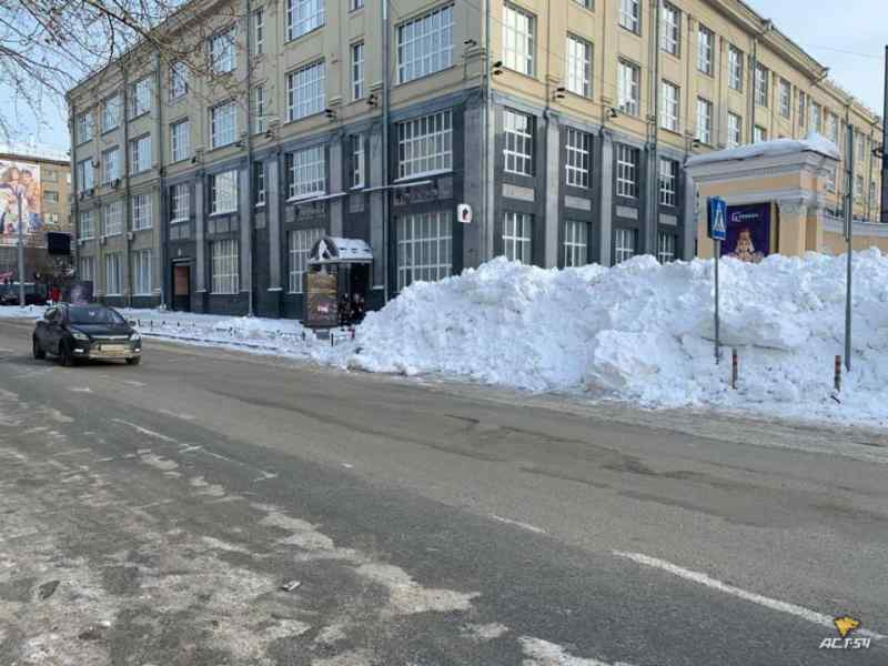 Пешеходный переход в центре Новосибирска засыпали горой снега