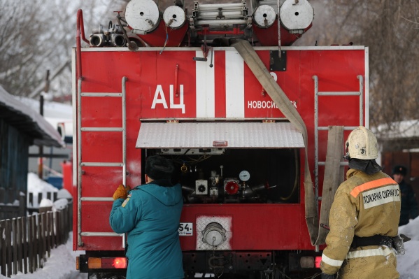 Сибирячка не смогла выйти из дома во время пожара — ее эвакуировали с лестничной клетки