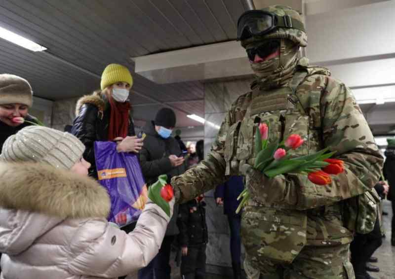 Собчак раскритиковала поздравление женщин солдатами в метро Новосибирска