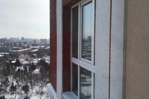 В Новосибирске альпинист сорвался с 15-го этажа, когда чистил снег
