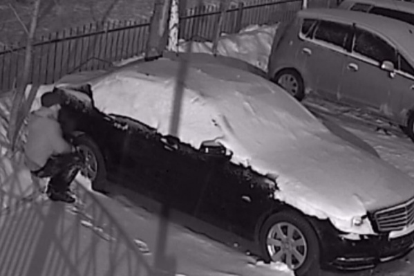 В Новосибирске ищут мужчину, который поджег «Мерседес» — видео с места преступления