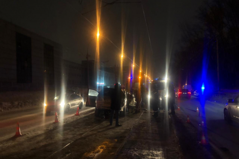 В Новосибирске «Тойота» выехала на встречку и врезалась в «Кадиллак» — пострадали пять человек