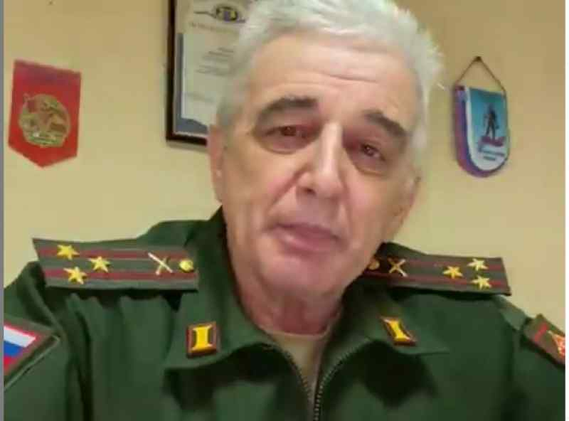 В подарок на 8 марта военком предложил россиянкам сдать бывших в армию