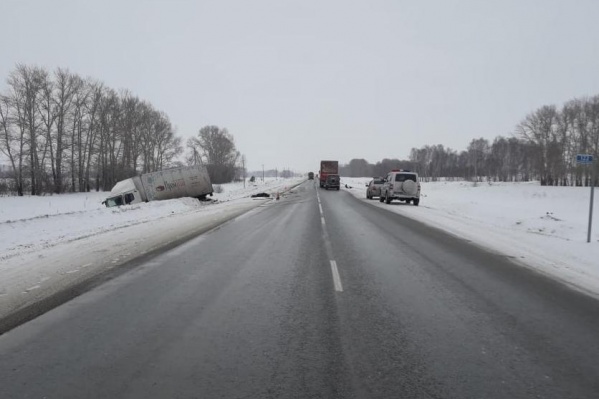 Вторая смертельная авария за несколько часов: в Новосибирской области с грузовиком столкнулся «Субару»