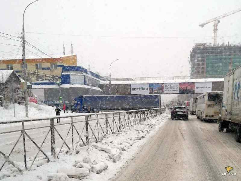 Застрявшая фура заблокировала движение в сторону центра Новосибирска