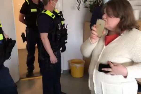 «Чтобы не плевалась "новичком"»: в Берлине задержали сибирячку, у которой отобрали троих детей