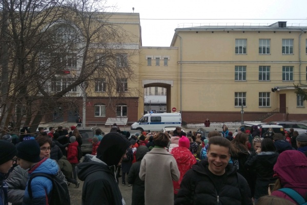 Из лицея в центре Новосибирска эвакуировали учеников