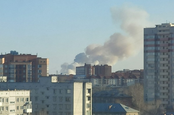 На границе Кировского района поднялся огромный столб дыма — объясняем, что произошло