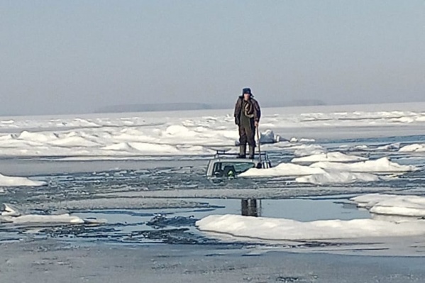 На Обском море тонкий лёд не выдержал автомобиля — машина ушла под воду