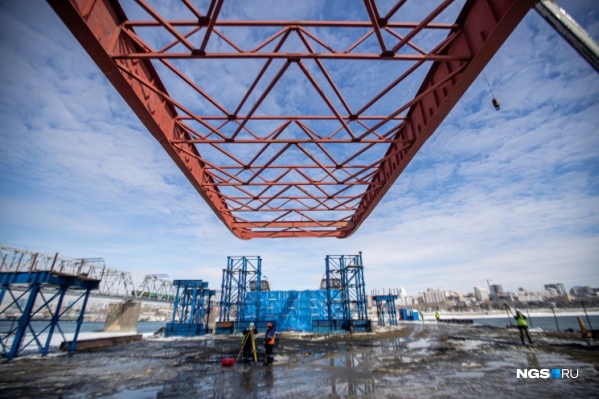 На стройке четвертого моста через Обь в Новосибирске опрокинулся кран