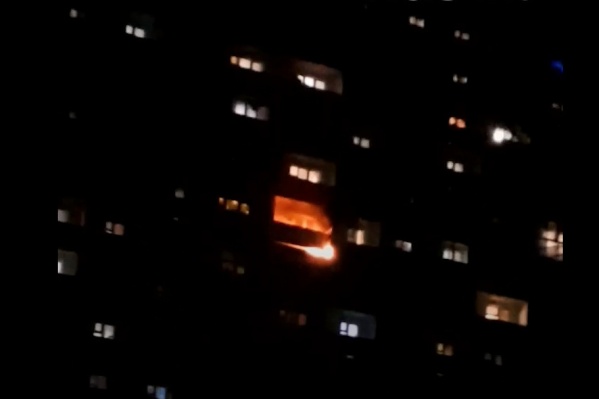 На Твардовского вспыхнула квартира на 12-м этаже — пожар попал на видео