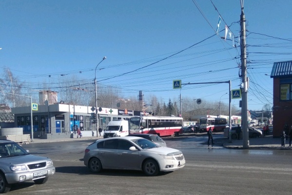 Новосибирский трамвай № 13 столкнулся со скорой — пострадало только имущество