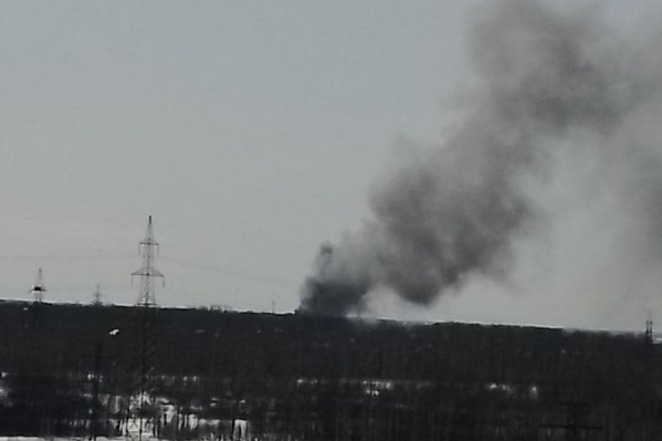Около Новосибирска загорелся частный дом с газовыми баллонами — у него обрушилась крыша