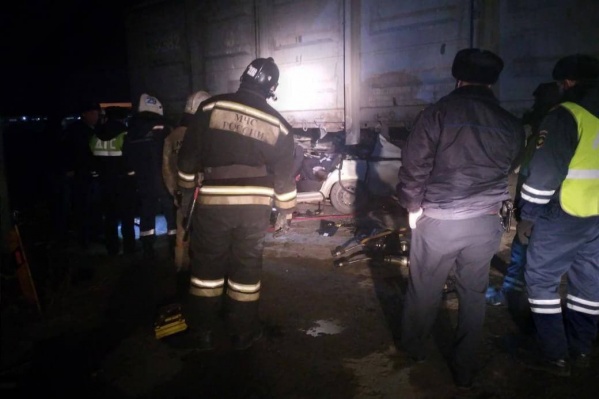 Под Новосибирском «Жигули» залетели под стоящий на путях вагон — два человека погибли на месте
