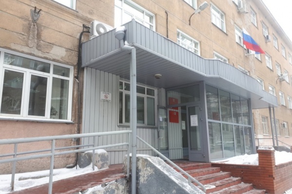 СК возбудил уголовное дело на мужчину, застреленного у здания суда в Новосибирске
