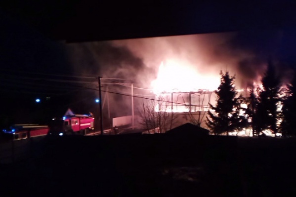 В поселке Юный Ленинец загорелись два жилых дома — пожар попал на видео