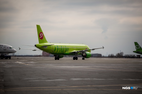 В Толмачево экстренно приземлился самолет из Москвы — одной из пассажирок стало плохо