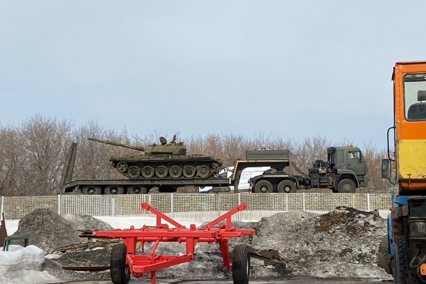 Военная техника остановилась рядом с продырявленной фурой на дороге под Новосибирском