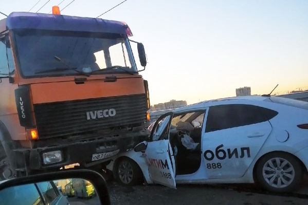 Hyundai Solaris залетел под грузовик дорожников на Октябрьском мосту