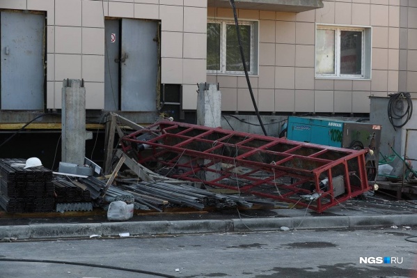 На стройке на Кропоткина рухнула люлька с рабочими — сообщается о четырех пострадавших