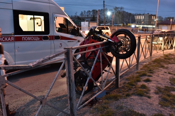 Под Новосибирском мотоциклист на скорости врезался в иномарку
