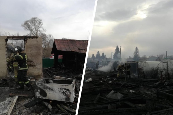 Под Новосибирском загорелись дачные домики. Экстренные службы уже получили больше 200 сообщений о пожарах