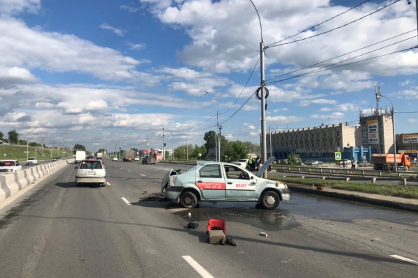 После аварии у Бугринского моста автомобиль перевернулся на крышу — видео с места ДТП