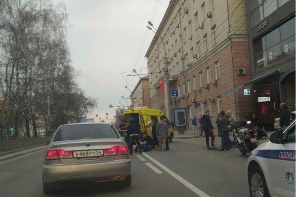 В центре Новосибирска автомобиль сбил мотоциклиста — на месте работает скорая помощь