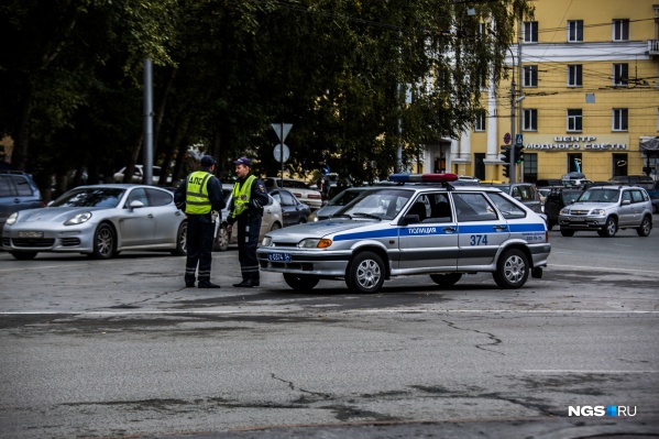 В центре Новосибирска томич напал на автоинспектора после просьбы не нарушать порядок