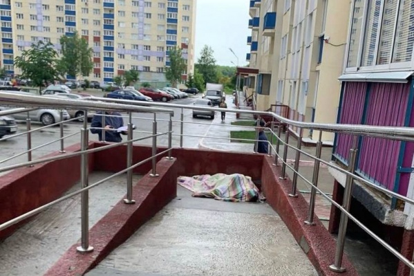 На Первомайке возле одной из многоэтажек обнаружили тело молодого человека
