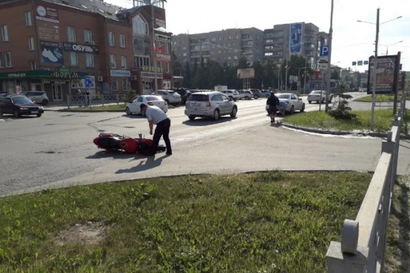 Не справился с управлением: момент смертельного ДТП с мотоциклистом в Бердске попал на видео