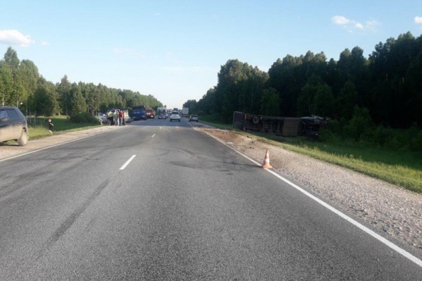 «Ниссан» попал в смертельную аварию с двумя грузовыми машинами на новосибирской трассе