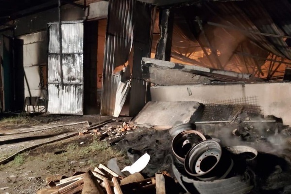 «Обрушилась крыша, уничтожено и повреждено семь машин»: в МЧС рассказали подробности пожара под Новосибирском