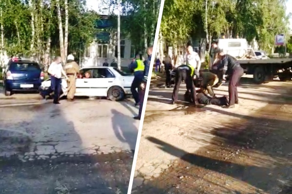 Под Новосибирском мужчина заперся в машине, расплескал бензин и поджег — инцидент попал на видео