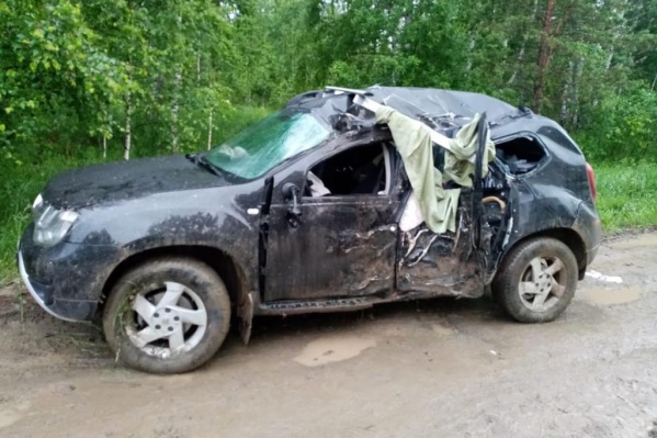 Под Новосибирском «Рено» съехал с дороги и врезался в дерево — погибла женщина