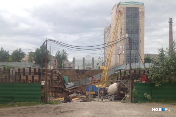 Режим повышенной готовности ввели из-за обрушенного тротуара на Большевистской в Новосибирске