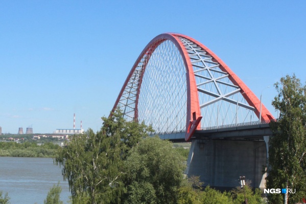 С Бугринского моста на ребёнка упал мужчина