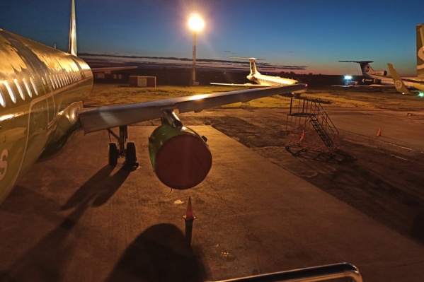 Самолет с пассажирами врезался в мачту освещения в новосибирском аэропорту