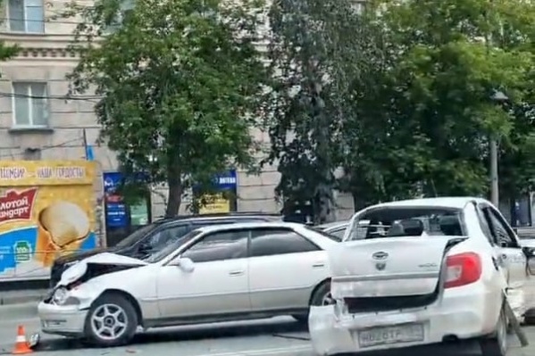 В центре Новосибирска столкнулись три машины: двух человек увезли на скорой